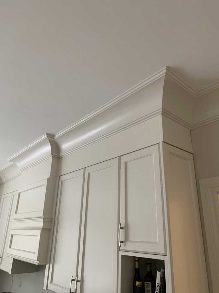 kitchen cabinets with luxury crown moulding trim